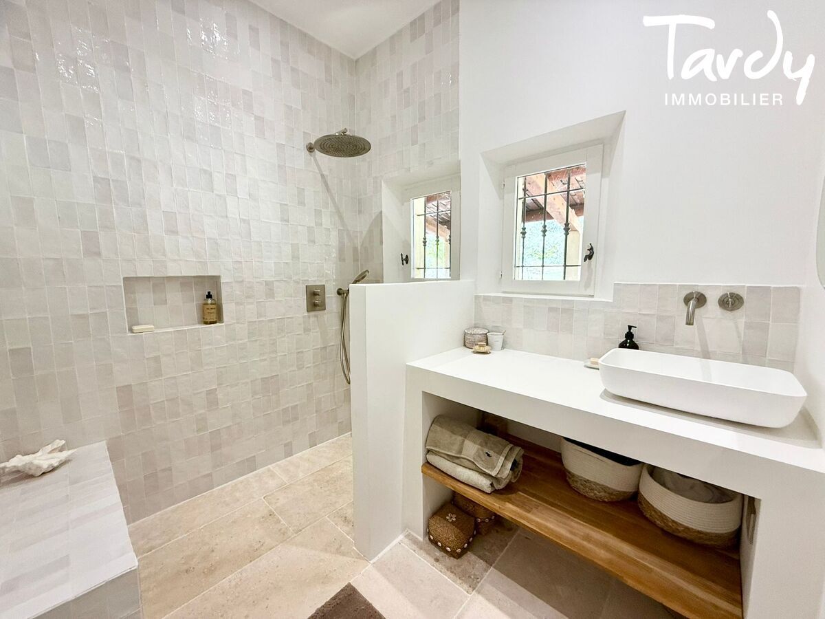Proprit avec grand terrain proche de Lourmarin  84160 Vaugines - Lourmarin