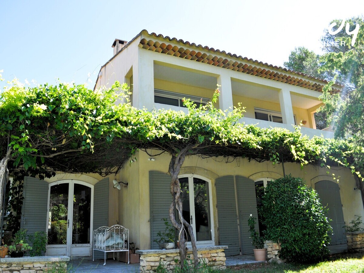 Proprit avec grand terrain proche de Lourmarin  84160 Vaugines - Lourmarin