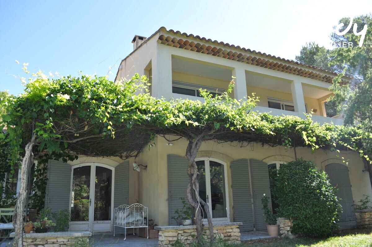 Proprit avec grand terrain proche de Lourmarin  84160 Vaugines - Lourmarin