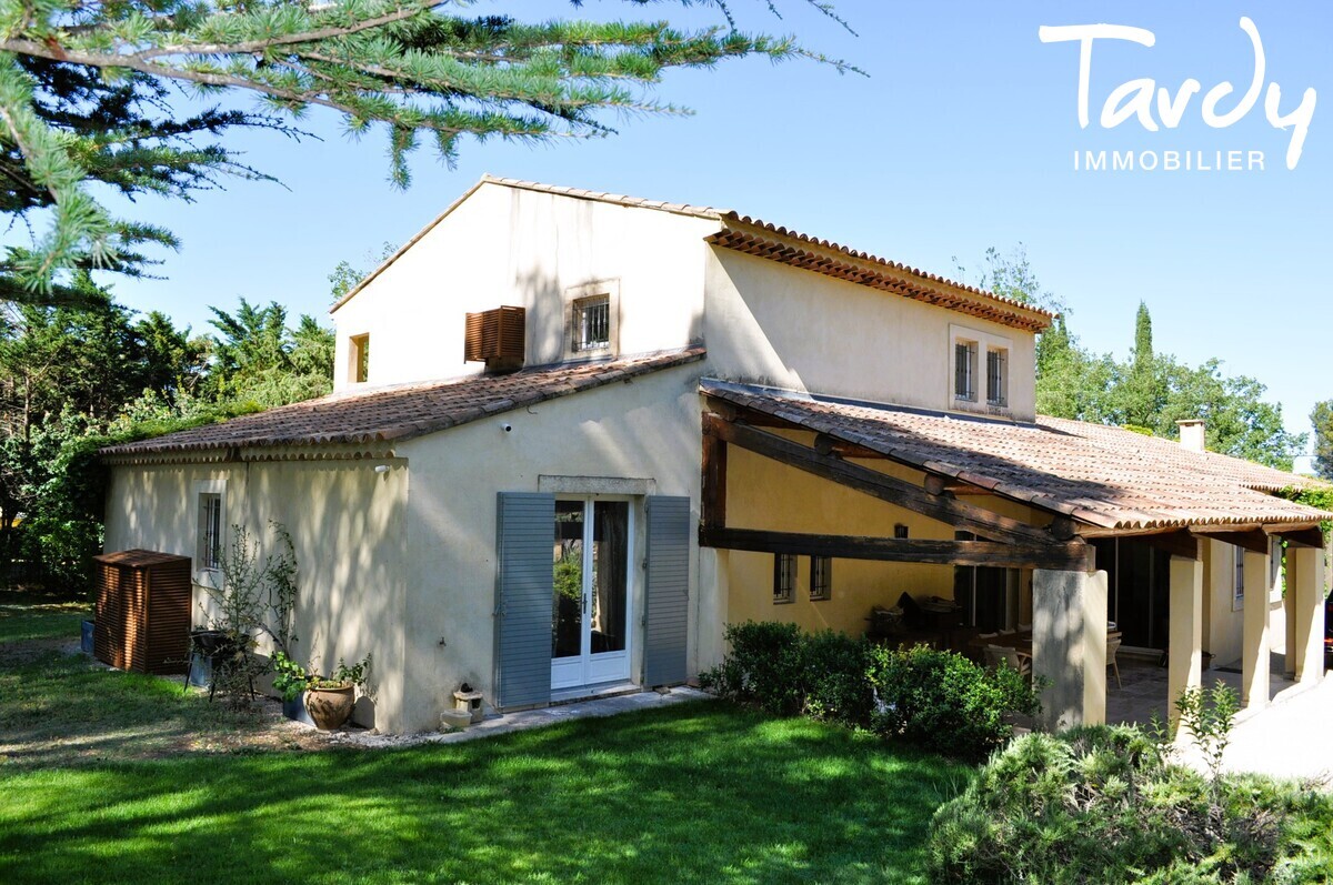 Proprit avec grand terrain proche de Lourmarin  84160 Vaugines - Lourmarin