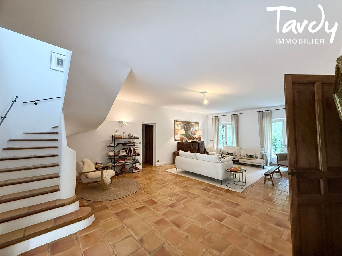 Proprit avec grand terrain proche de Lourmarin  84160 Vaugines - Lourmarin