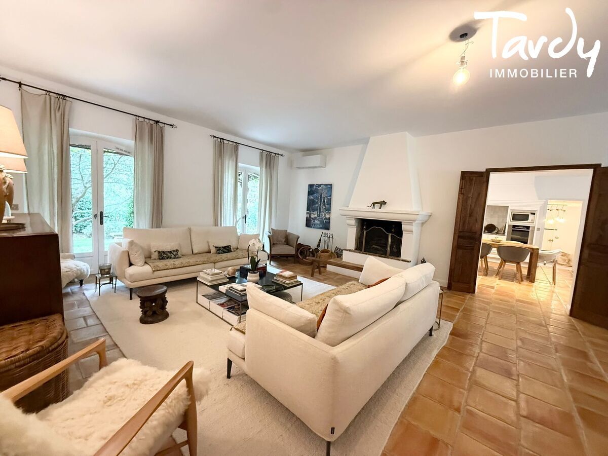 Proprit avec grand terrain proche de Lourmarin  84160 Vaugines - Lourmarin