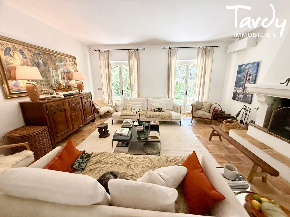 Proprit avec grand terrain proche de Lourmarin  84160 Vaugines - Lourmarin