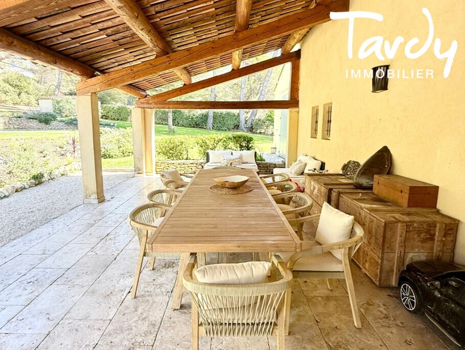 Proprit avec grand terrain proche de Lourmarin  84160 Vaugines - Lourmarin