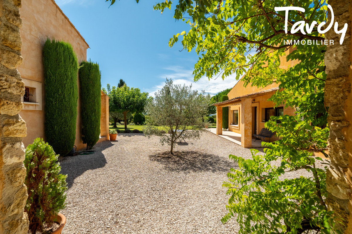 Villa de charme - environnement de qualit - 84 160 VAUGINES - Vaugines