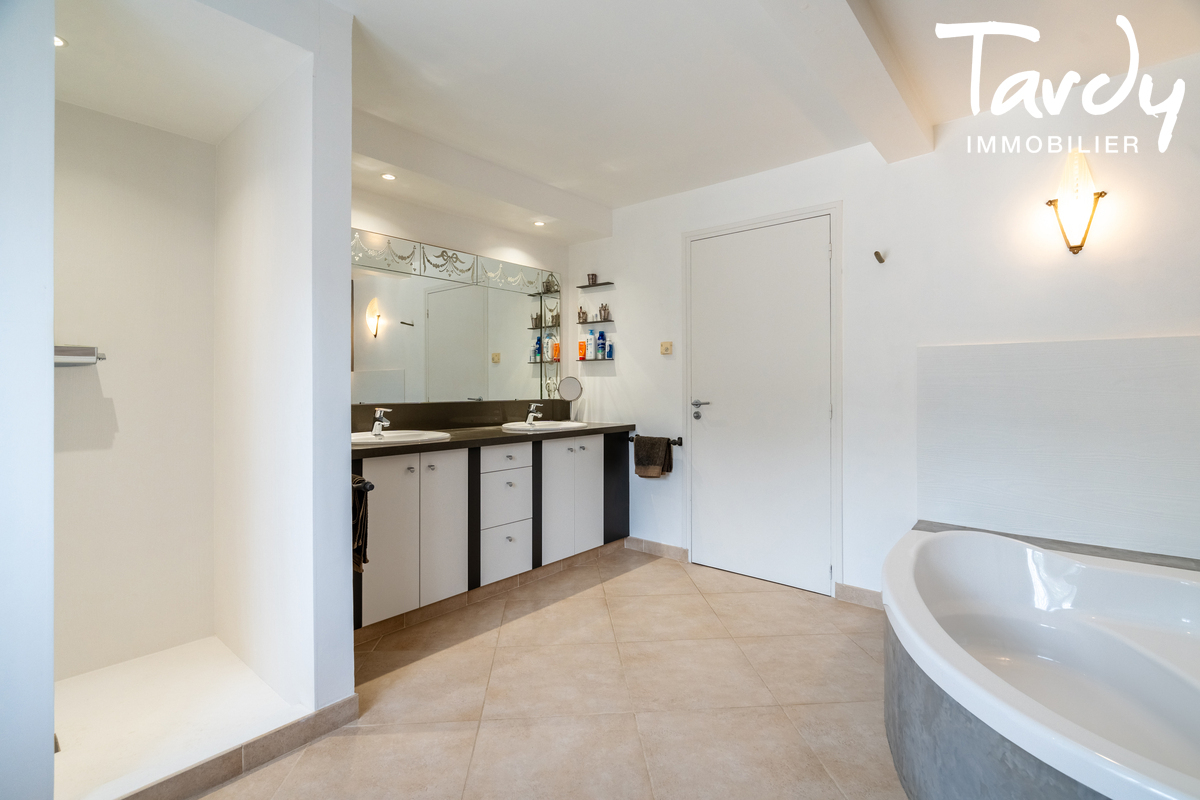 Villa de charme - environnement de qualit - 84 160 VAUGINES - Vaugines