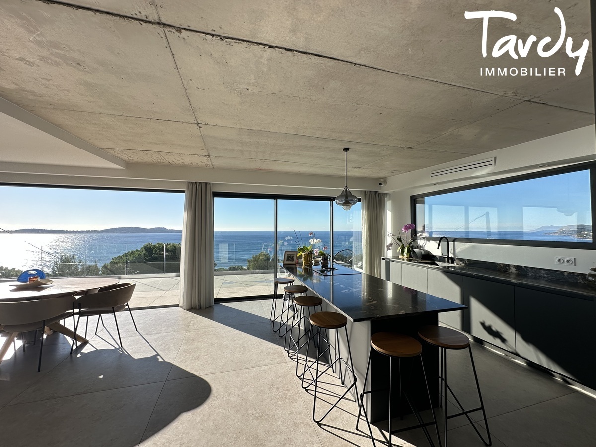 Contemporaine vue mer panoramique - 83320 CARQUEIRANNE - Carqueiranne