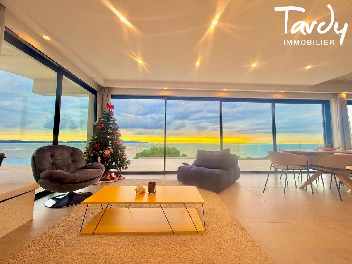 Contemporaine vue mer panoramique - 83320 CARQUEIRANNE - Carqueiranne