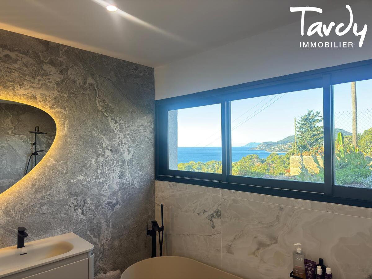 Contemporaine vue mer panoramique - 83320 CARQUEIRANNE - Carqueiranne