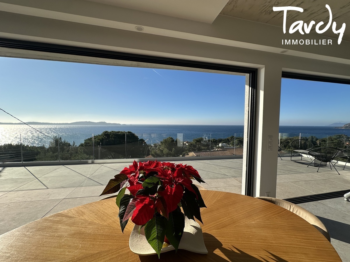 Contemporaine vue mer panoramique - 83320 CARQUEIRANNE - Carqueiranne