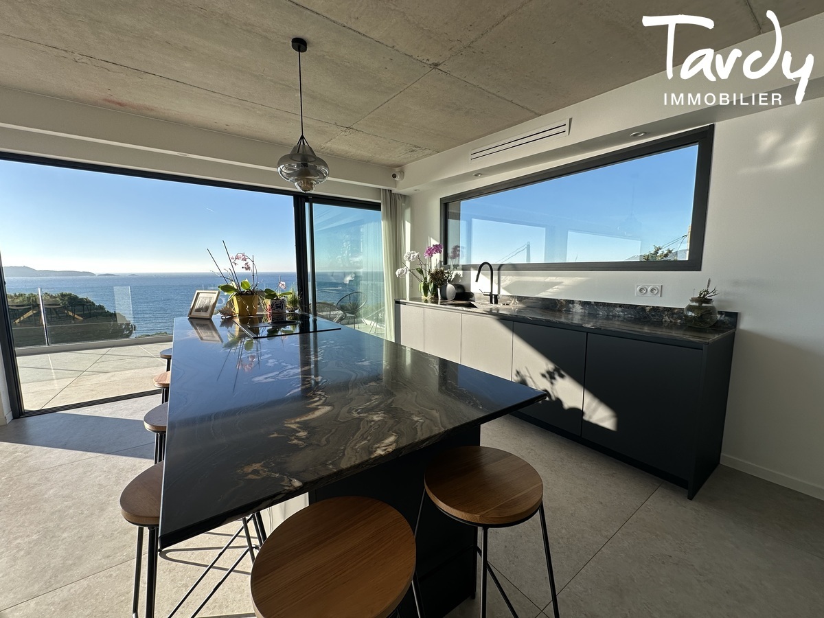 Contemporaine vue mer panoramique - 83320 CARQUEIRANNE - Carqueiranne