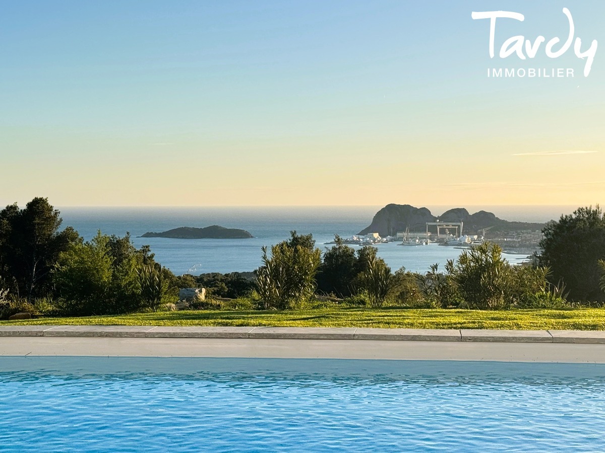 Villa contemporaine vue mer - 13600 LA CIOTAT - La Ciotat - Proche mer La Ciotat vue mer Contemporaine collectionneur de voitures anciennes