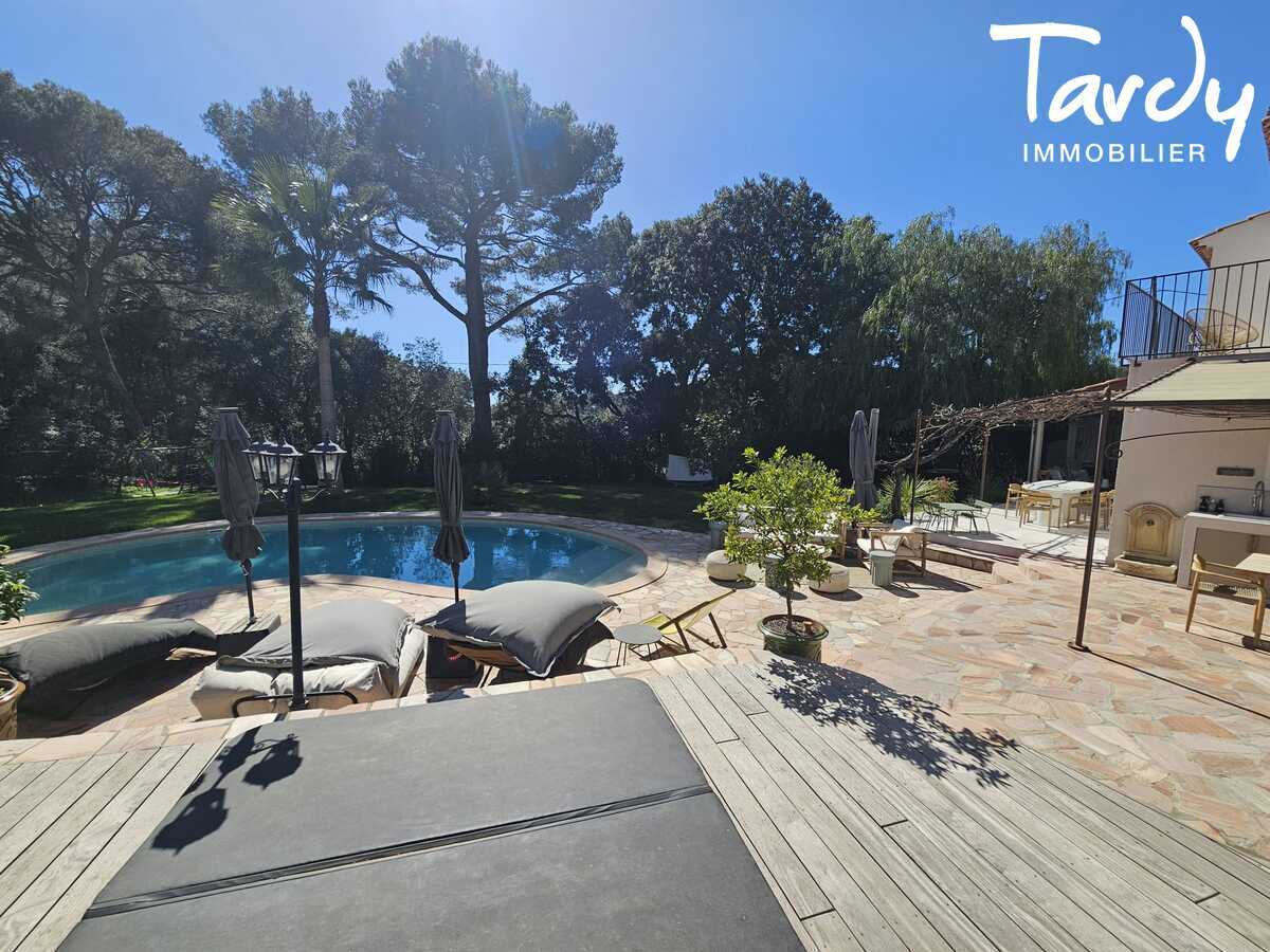 Villa de charme - Proche mer - 83110 SANARY SUR MER - Sanary-sur-Mer - VILLA PISCINE ET JACUZZI - SANARY SUR MER - 83110 - TARDY IMMOBILIER