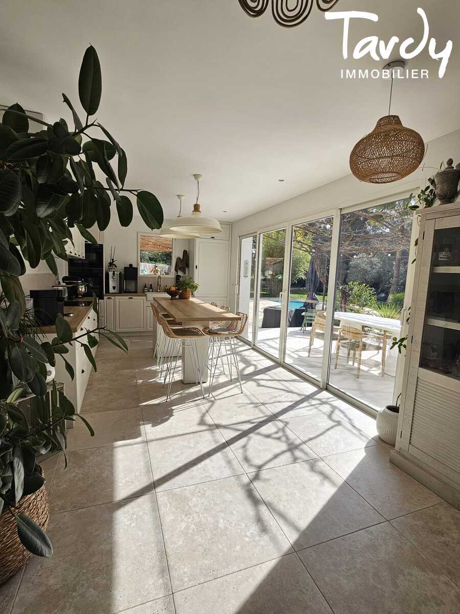 VILLA DE CHARME - Proche mer - 83110 Sanary-sur-Mer - Sanary-sur-Mer - VILLA CHARME LUMINEUSE - SANARY SUR MER - 83110 - TARDY IMMOBILIER