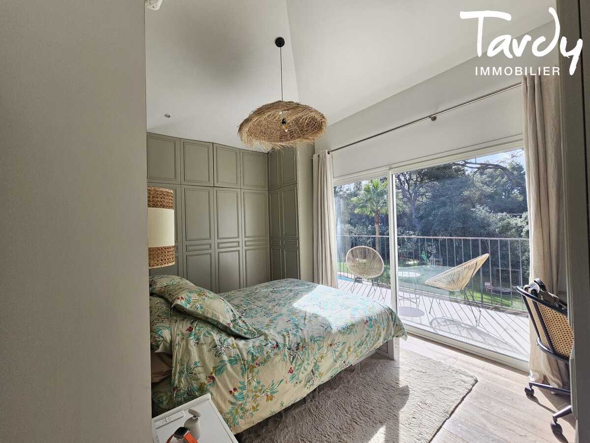 Villa de charme - Proche mer - 83110 SANARY SUR MER - Sanary-sur-Mer - VILLA 5 CHAMBRES - SANARY SUR MER - 83110 - TARDY IMMOBILIER