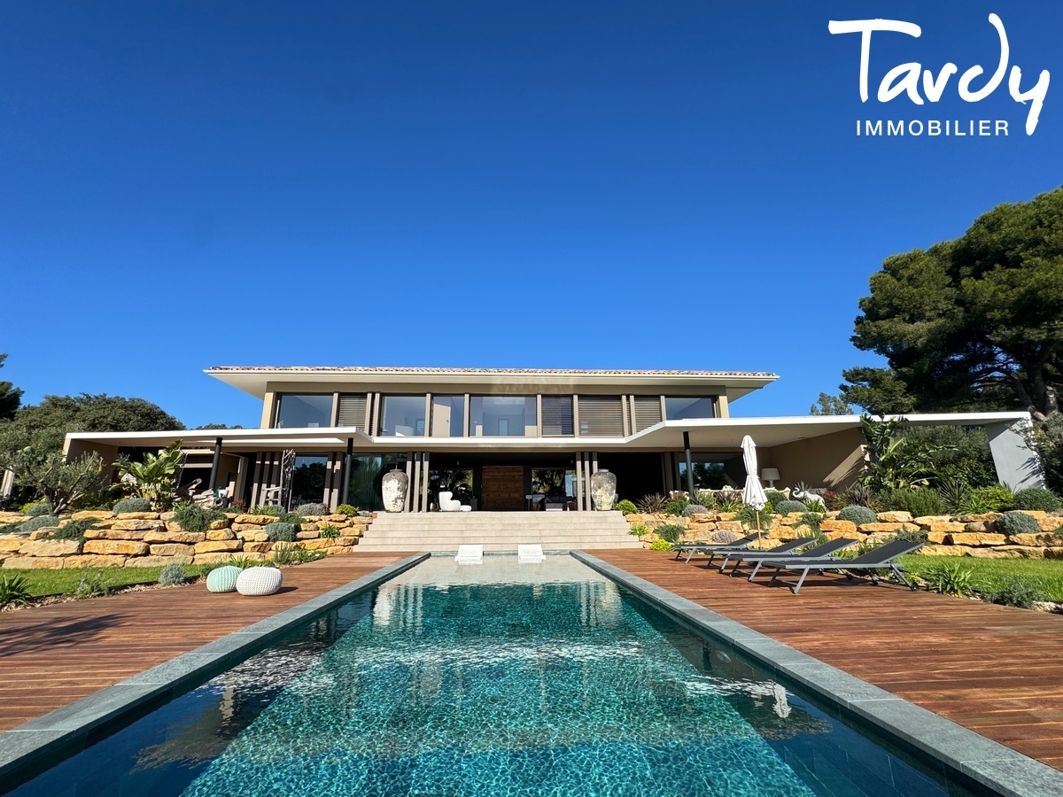 Architecture contemporaine, Volumes et Garages - 83740 LA CADIERE D'AZUR - La Cadi�re-d'Azur