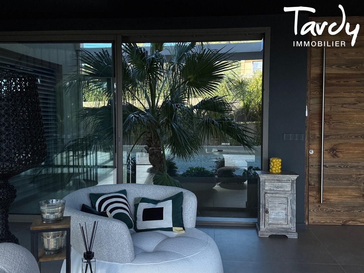 Architecture contemporaine, Volumes et Garages - 83740 LA CADIERE D'AZUR - La Cadi�re-d'Azur