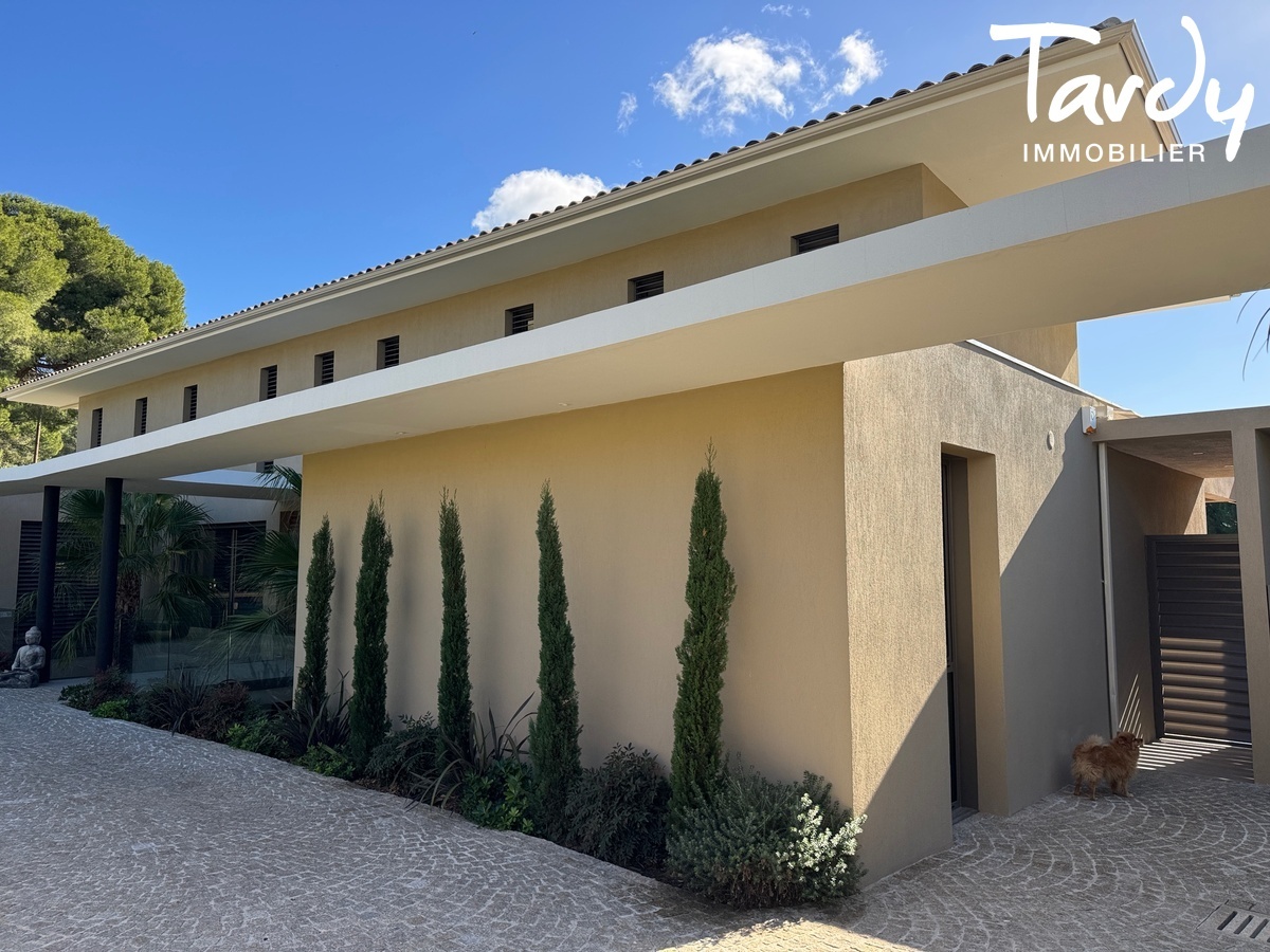 Architecture contemporaine, Volumes et Garages - 83740 LA CADIERE D'AZUR - La Cadi�re-d'Azur