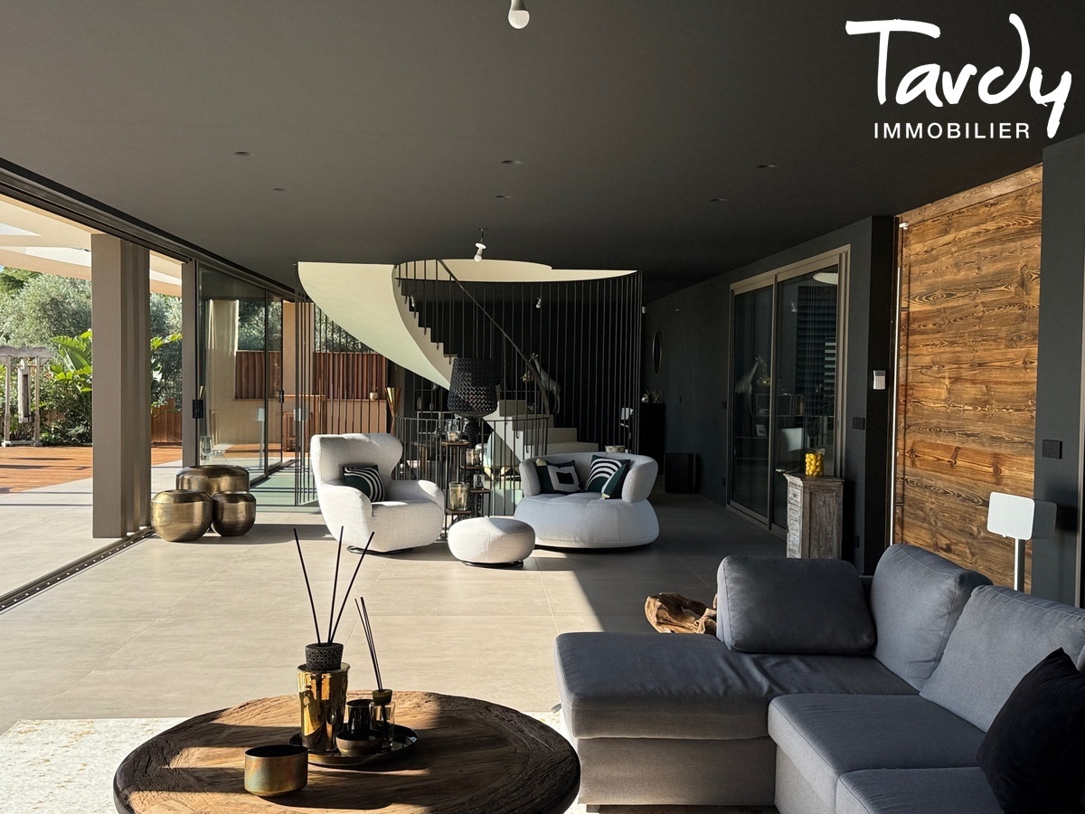 Architecture contemporaine, Volumes et Garages - 83740 LA CADIERE D'AZUR - La Cadi�re-d'Azur