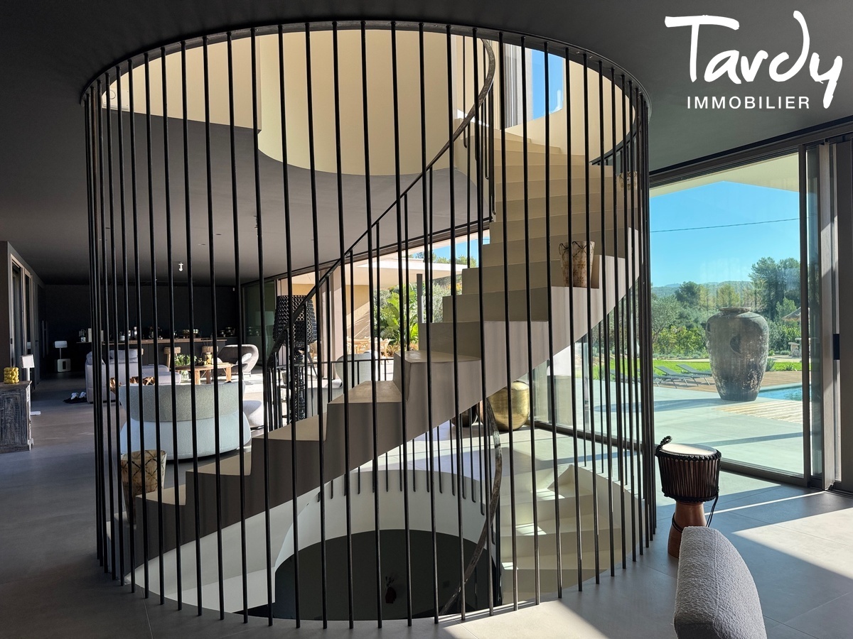 Architecture contemporaine, Volumes et Garages - 83740 LA CADIERE D'AZUR - La Cadi�re-d'Azur