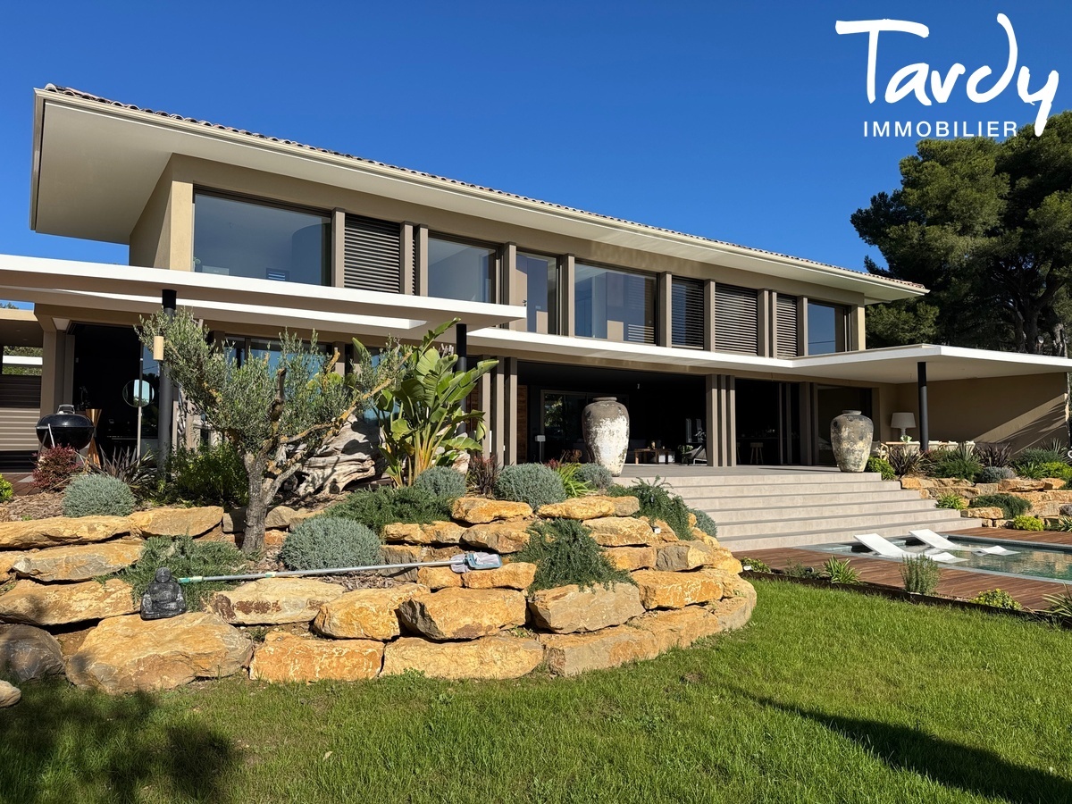 Architecture contemporaine, Volumes et Garages - 83740 LA CADIERE D'AZUR - La Cadi�re-d'Azur