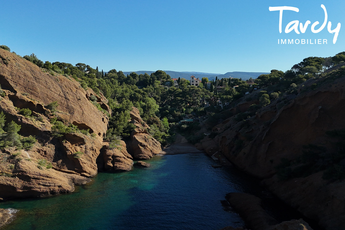 Pieds dans l'eau calanque de Figuerolles - 13600 LA CIOTAT  - La Ciotat