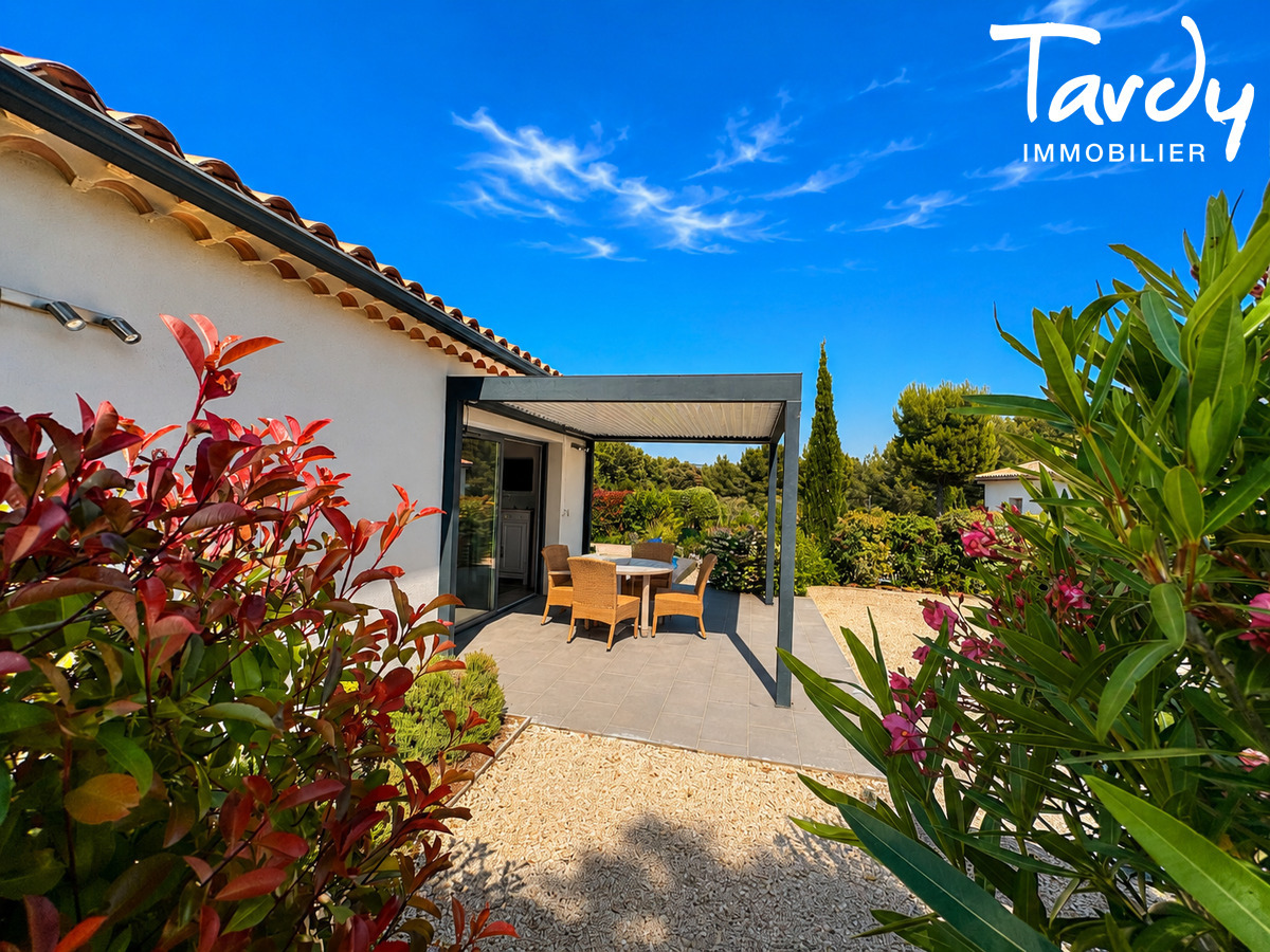 Contemporaine avec Jardin, piscine et Garage � LA CADIERE D'AZUR - La Cadi�re-d'Azur