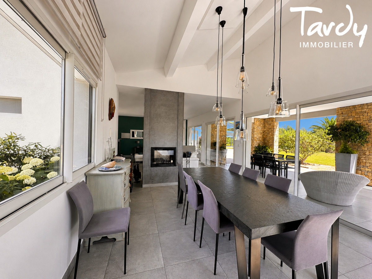 Contemporaine avec Jardin, piscine et Garage � LA CADIERE D'AZUR - La Cadi�re-d'Azur
