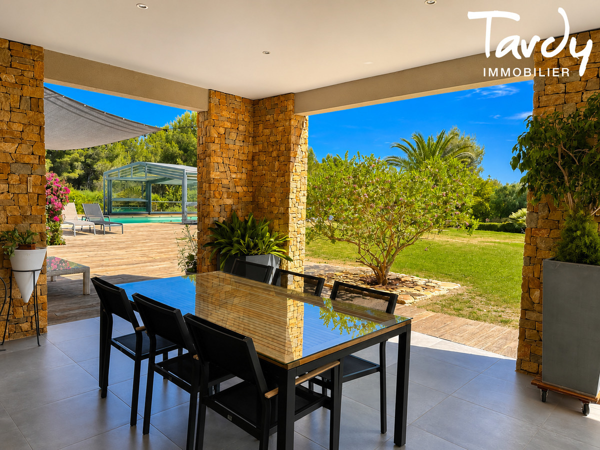Contemporaine avec Jardin, piscine et Garage � LA CADIERE D'AZUR - La Cadi�re-d'Azur