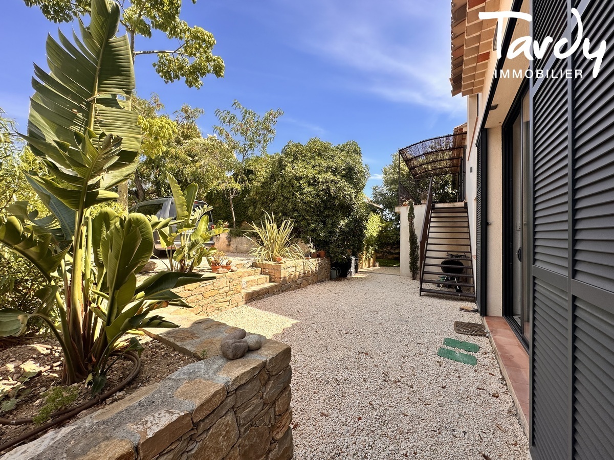 Opportunit� villa r�nov�e dans le centre du village de La cadi�re d'Azur - La Cadi�re-d'Azur