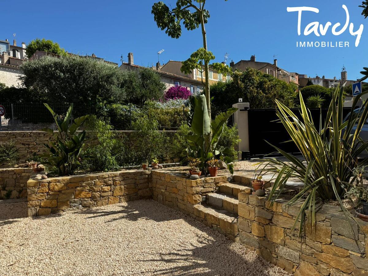 Opportunit� villa r�nov�e dans le centre du village de La cadi�re d'Azur - La Cadi�re-d'Azur