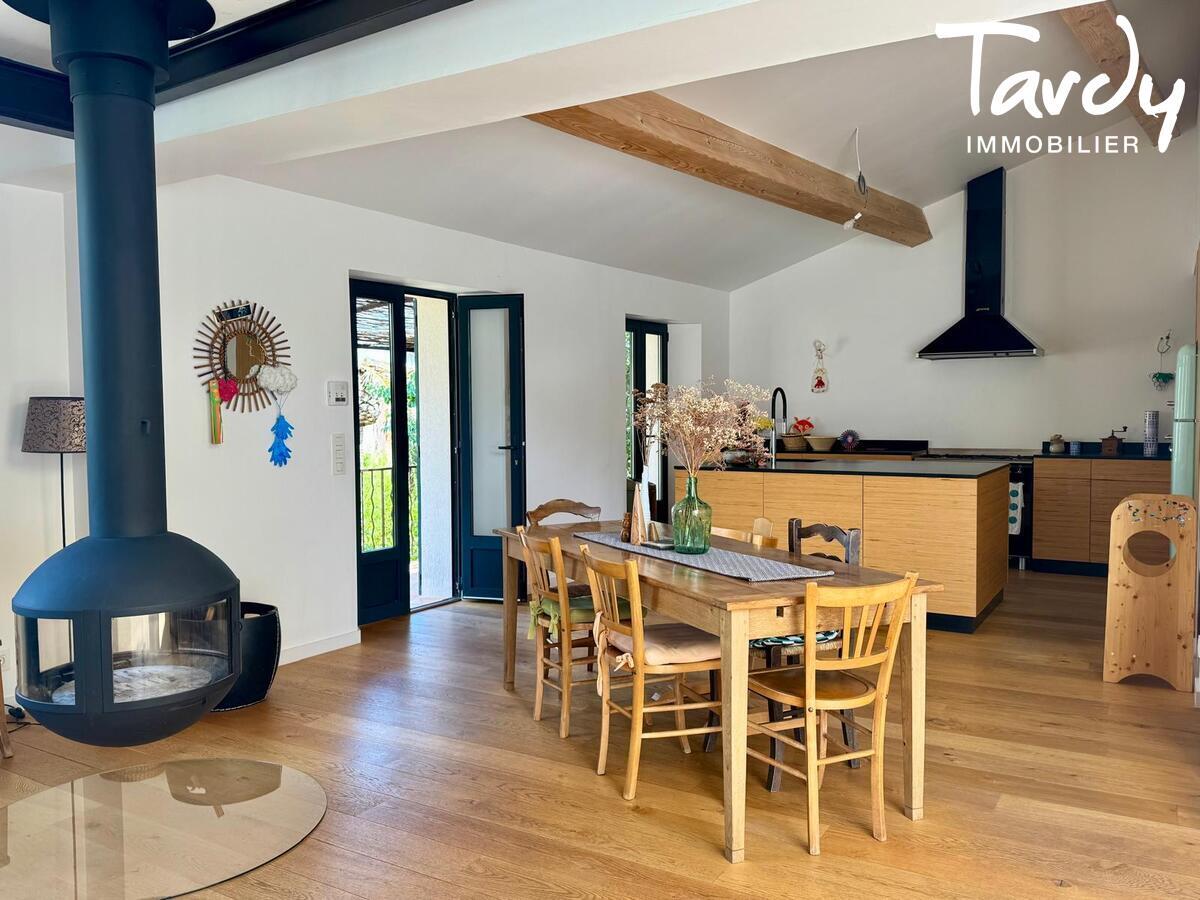 Opportunit� villa r�nov�e dans le centre du village de La cadi�re d'Azur - La Cadi�re-d'Azur - maison 3 chambres et d�pendance - Tardy Immobilier - 83140