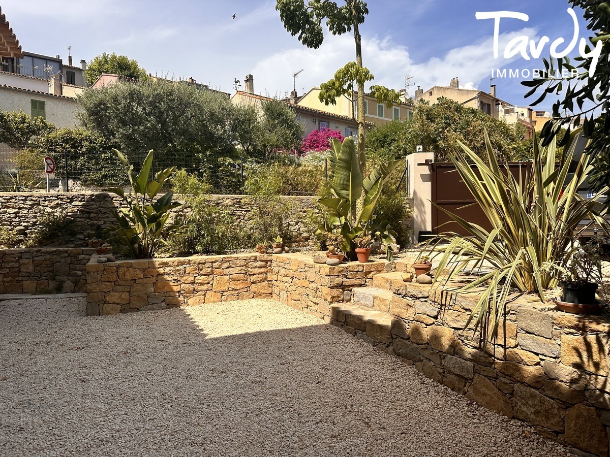 Opportunit� villa r�nov�e dans le centre du village de La cadi�re d'Azur - La Cadi�re-d'Azur