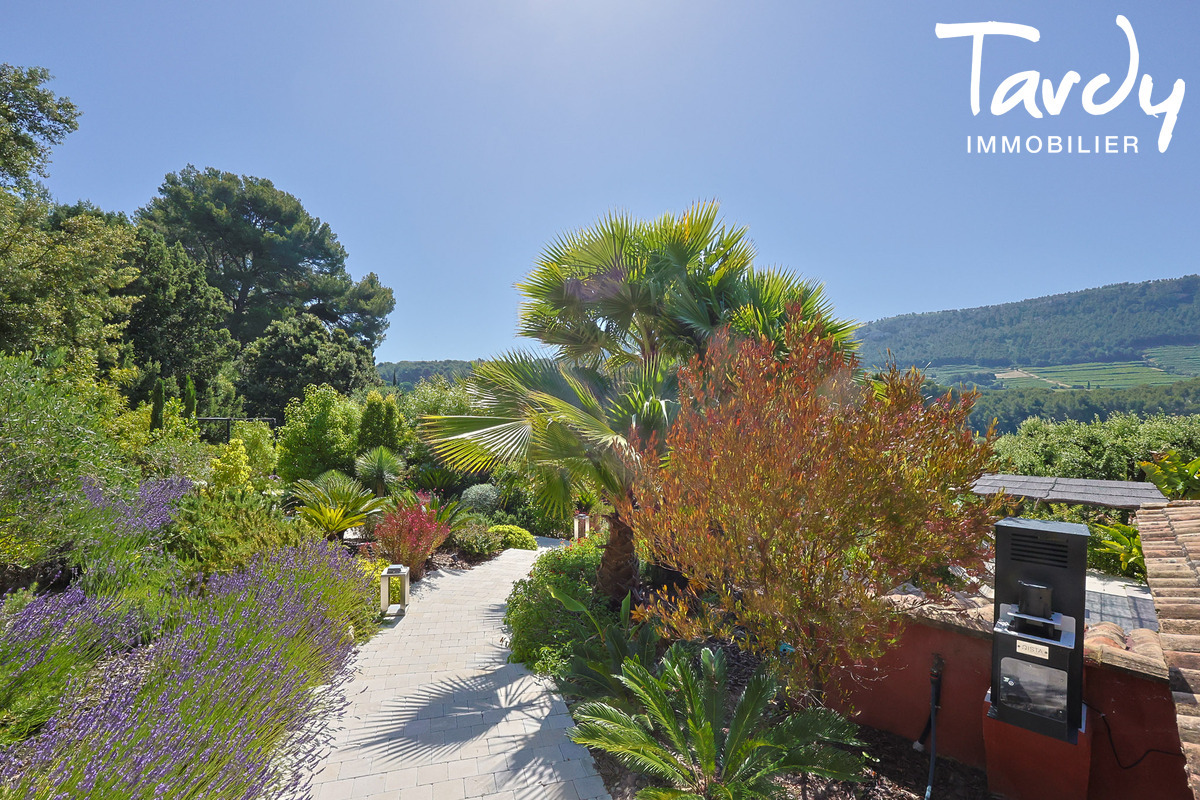 CASSIS - Exceptionnelle Propri�t� Familiale - Cassis