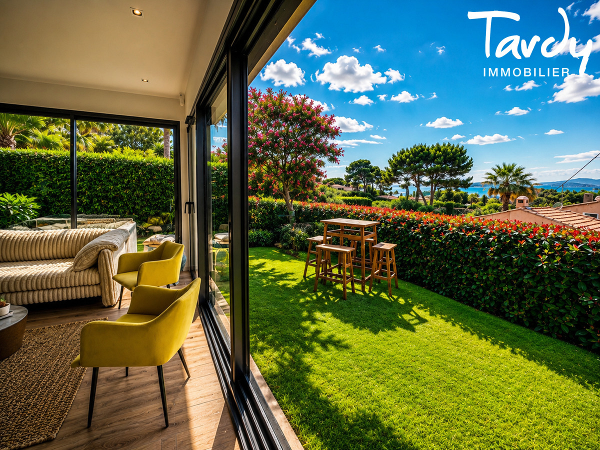 Plain-Pied, piscine, vue - 83110 SANARY SUR MER - sanary sur mer - Villa contemporaine Sanary sur Mer Tardy Immobilier