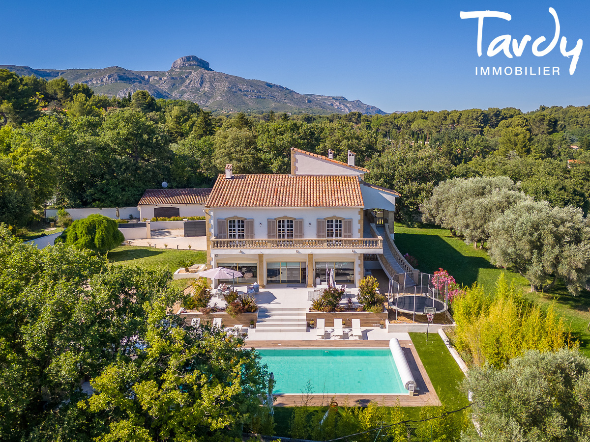 Grande propri�t� familiale avec maison d�amis, pool-house et piscine chauff�e - 13 400 AUBAGNE - Aubagne