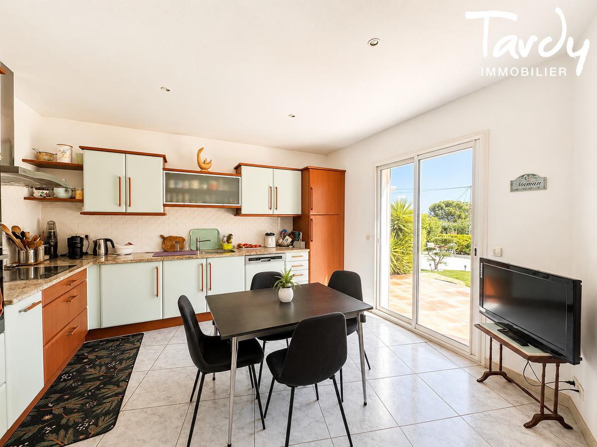 Villa familiale avec piscine sur 2 000 m� de terrain 83 740 - La Cadi�re-d�Azur - La Cadi�re-d'Azur
