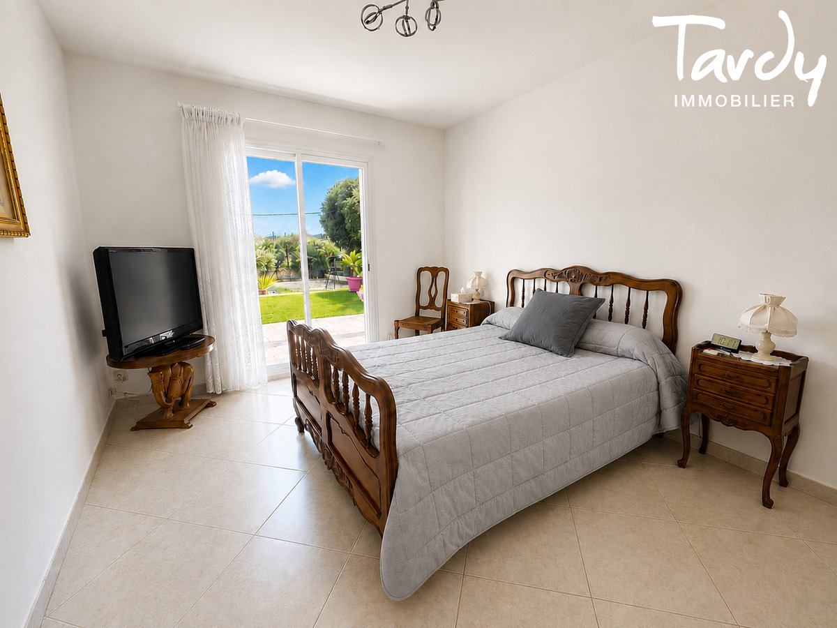 Villa familiale avec piscine sur 2 000 m� de terrain 83 740 - La Cadi�re-d�Azur - La Cadi�re-d'Azur