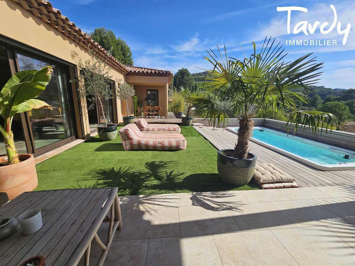 villa contemporaine, vue d�gag�e  - 83 330 LE CASTELLET  - Le Castellet - villa contemporaine - 83330 - Tardy Immobilier