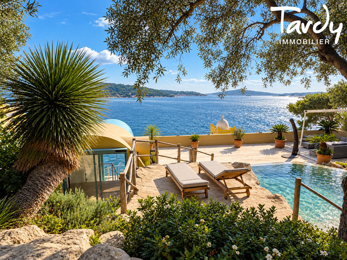 Attique avec jardin face � la mer - 83500 TAMARIS SUR MER - Tamaris sur Mer - Jardin avec piscine face � lamer Tamaris sur mer 83500 Tardy Immobilier