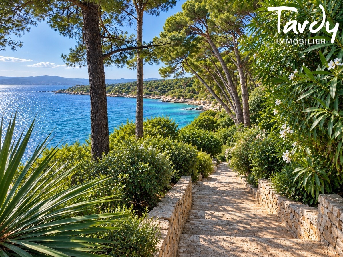 Propri�t� les Pieds dans l'eau - 83270 SAINT-CYR-SUR-MER - Saint-Cyr-sur-Mer
